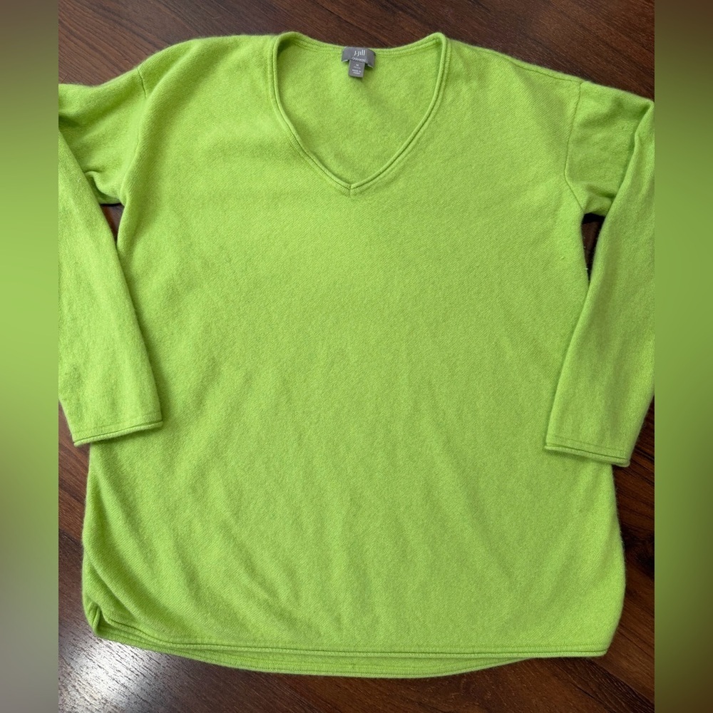 J Jill 100% cashmere v-neck sweater light green Sz Medium